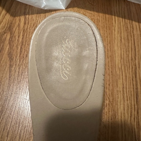 Gucci Cream Floral Sandals - Picture 2 of 4